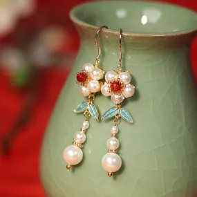 Pearl Earrings: Daisy