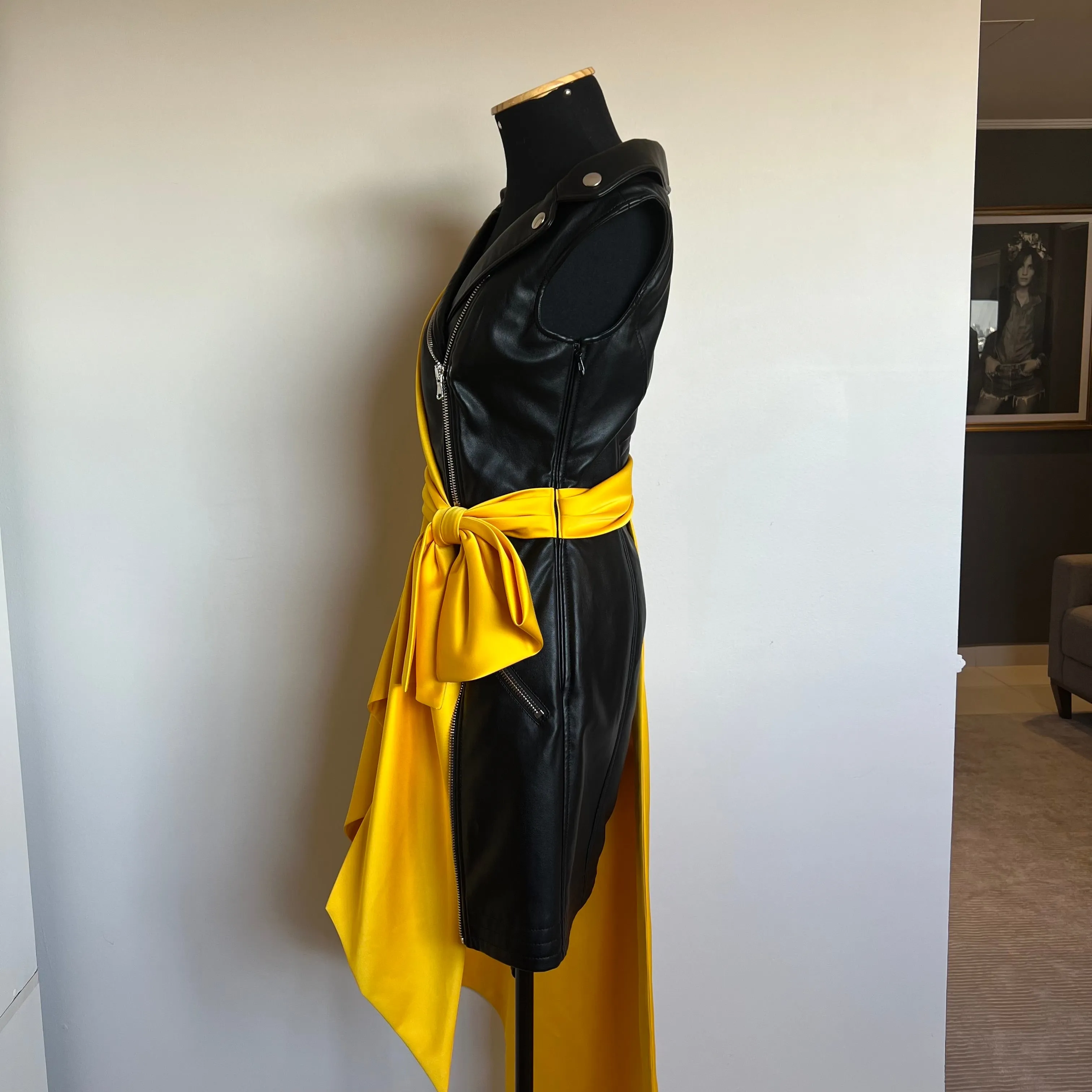 Vestido Moschino Em Couro Preto e Cetim Amarelo