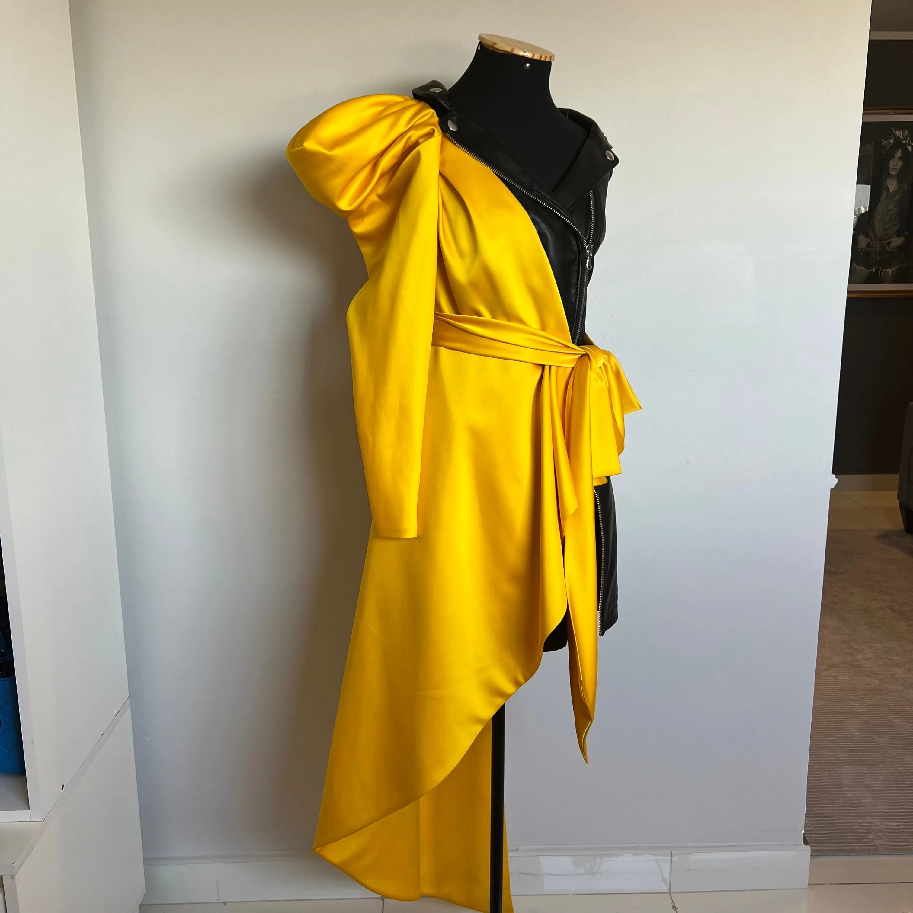 Vestido Moschino Em Couro Preto e Cetim Amarelo