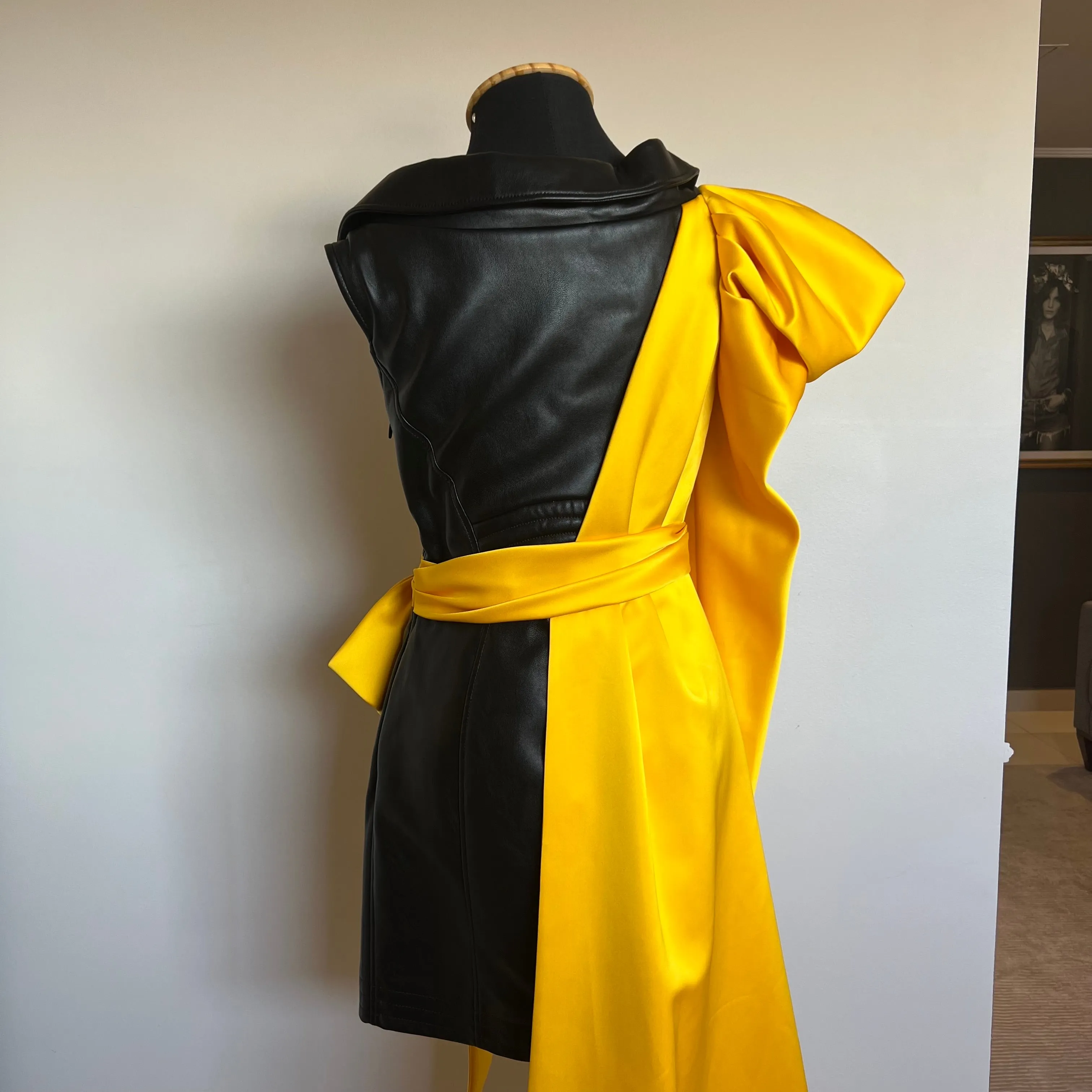 Vestido Moschino Em Couro Preto e Cetim Amarelo